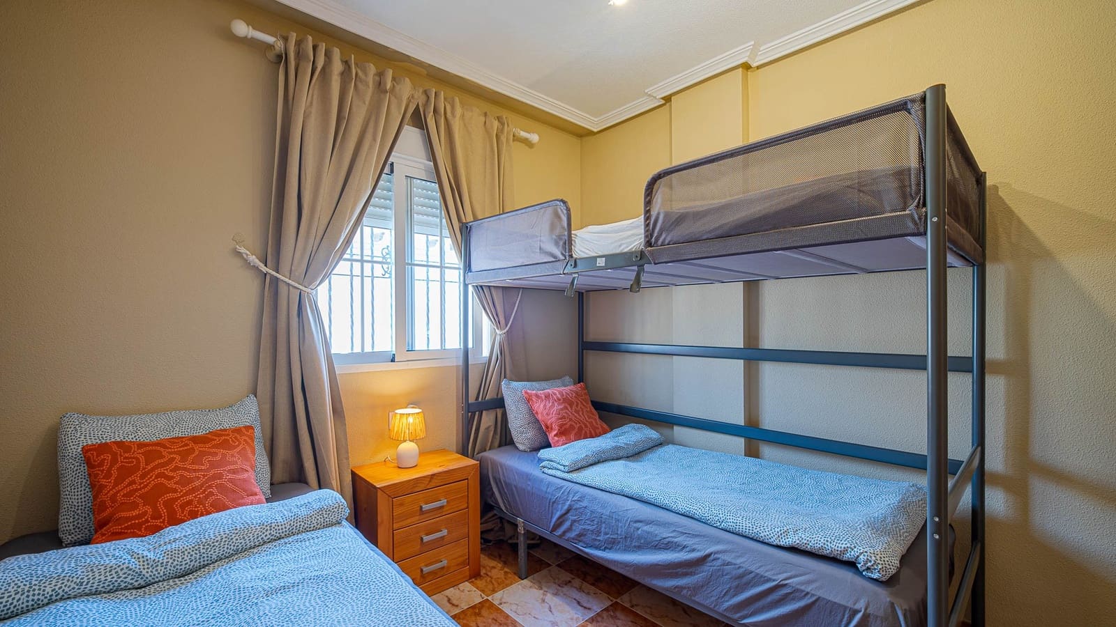 3 soverom Kjedet enebolig til salgs i Orihuela Costa med svømmebasseng garasje - € 269 900 (Ref: 9994685)