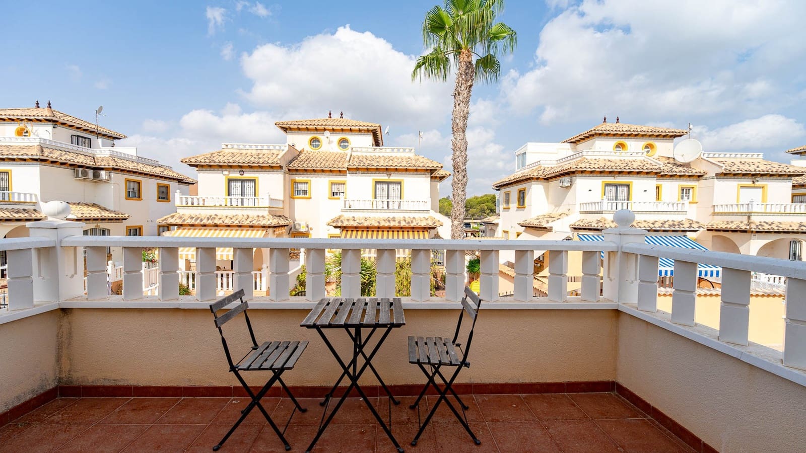 3 soverom Kjedet enebolig til salgs i Orihuela Costa med svømmebasseng garasje - € 269 900 (Ref: 9994685)