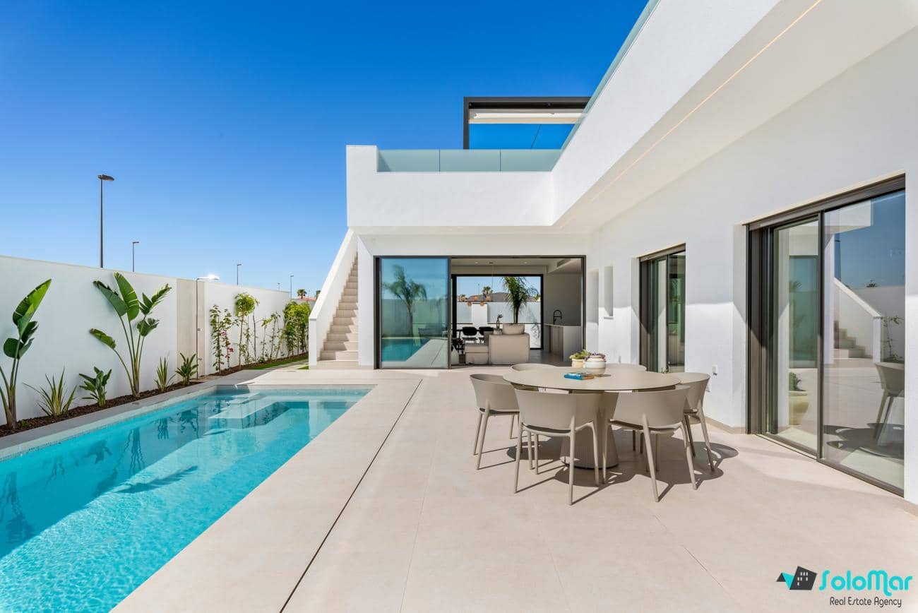 Chalet de 3 habitaciones en Los Alcázares en venta con piscina - 689.900 € (Ref: 8807349)