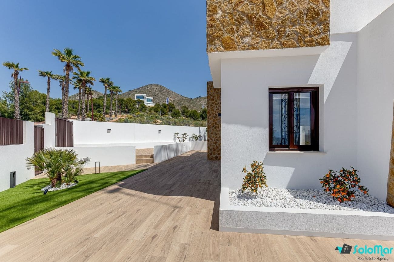 4 bedroom Villa for sale in Benidorm with pool - € 730,000 (Ref: 8933359)