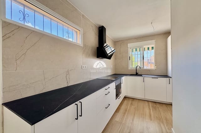 4 quarto Moradia para venda em Los Balcones com piscina - 270 000 € (Ref: 10007910)