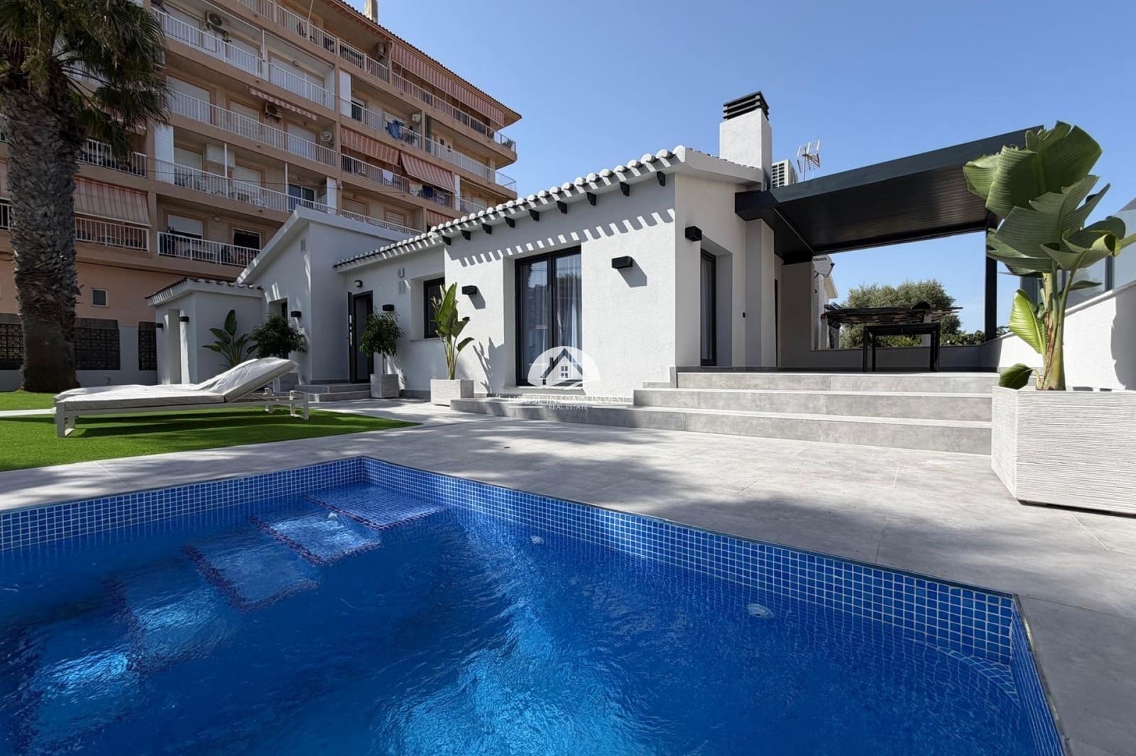 4 chambre Villa/Maison à vendre à Punta Prima avec piscine - 749 000 € (Ref: 10024907)
