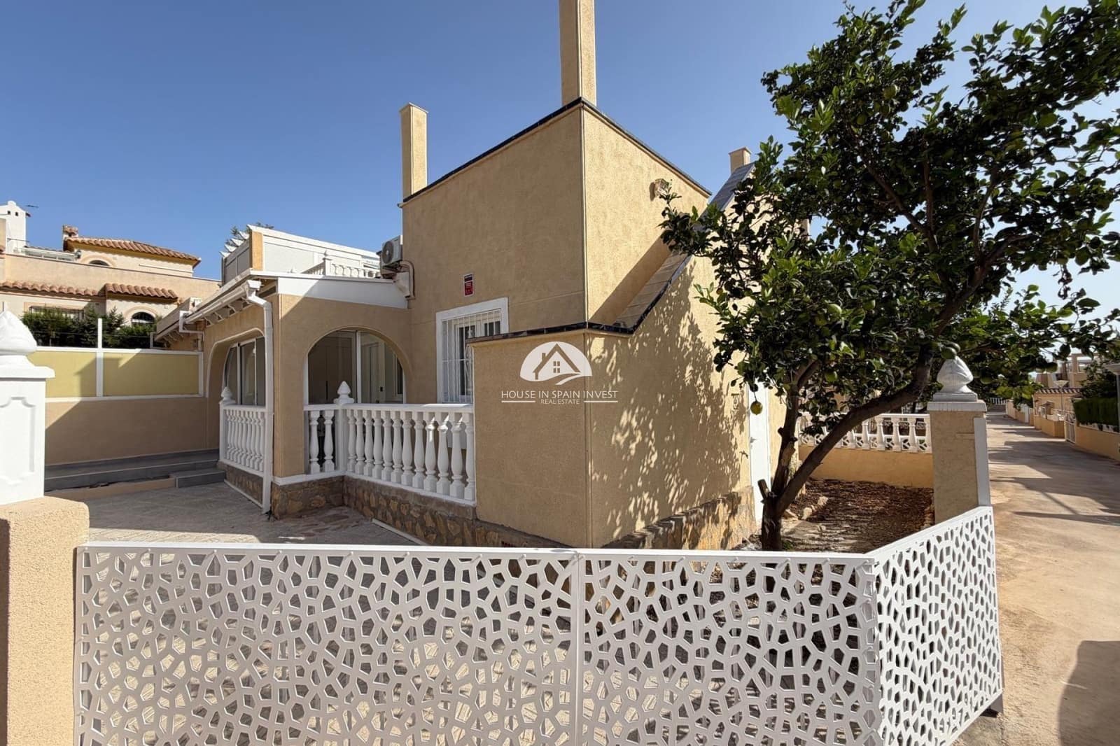 2 bedroom Townhouse for sale in Torrevieja with pool - € 249,900 (Ref: 10042365)
