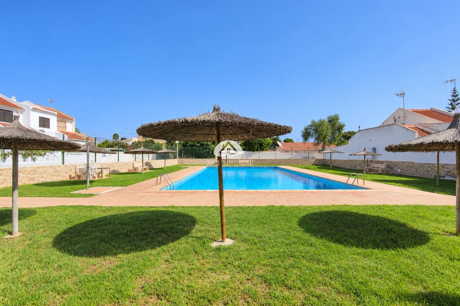 2 quarto Casa em Banda para venda em Torrevieja com piscina - 210 000 € (Ref: 10048713)