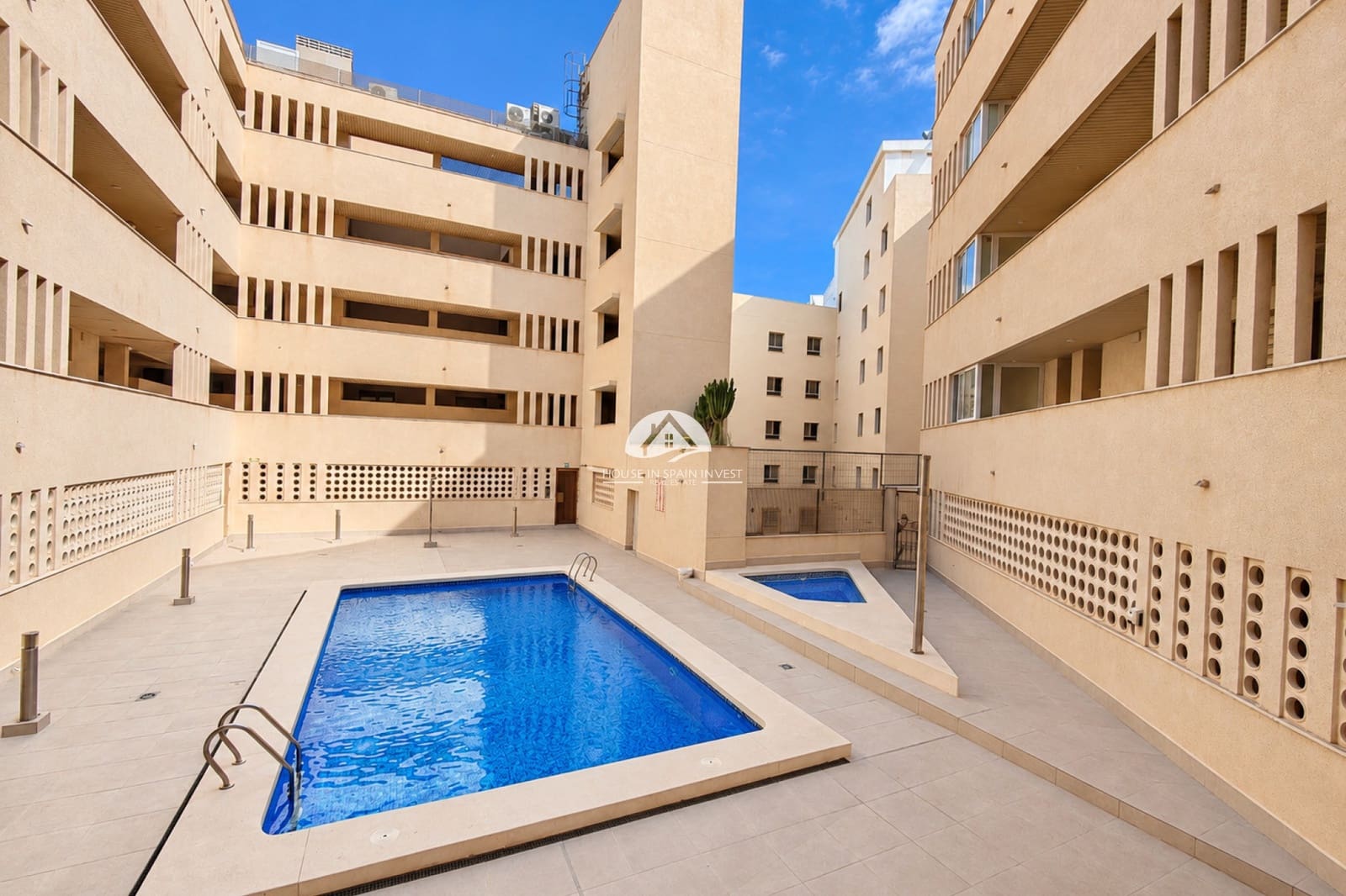 Apartamento de 3 habitaciones en Torrevieja en venta con piscina garaje - 459.000 € (Ref: 10061059)