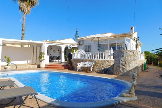 3 soveværelse Villa til salg i El Chaparral, Torrevieja med swimmingpool garage - € 399.900 (Ref: 10110335)