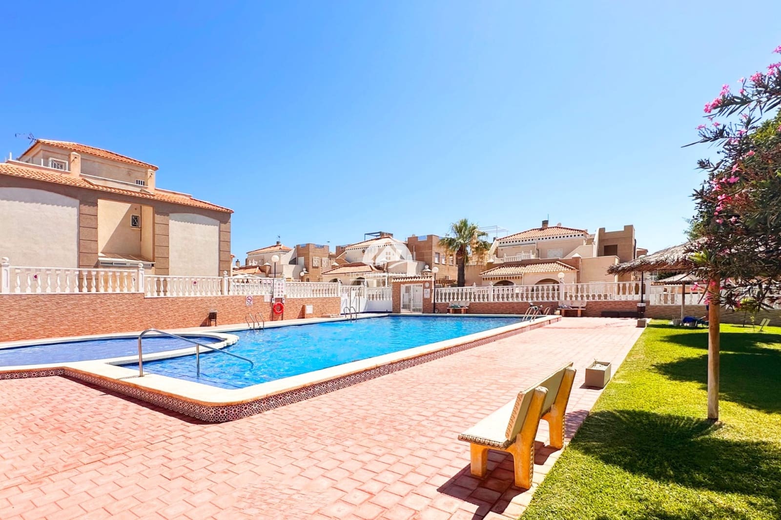 2 chambre Bungalow à vendre à Torrevieja avec piscine garage - 179 950 € (Ref: 10110343)