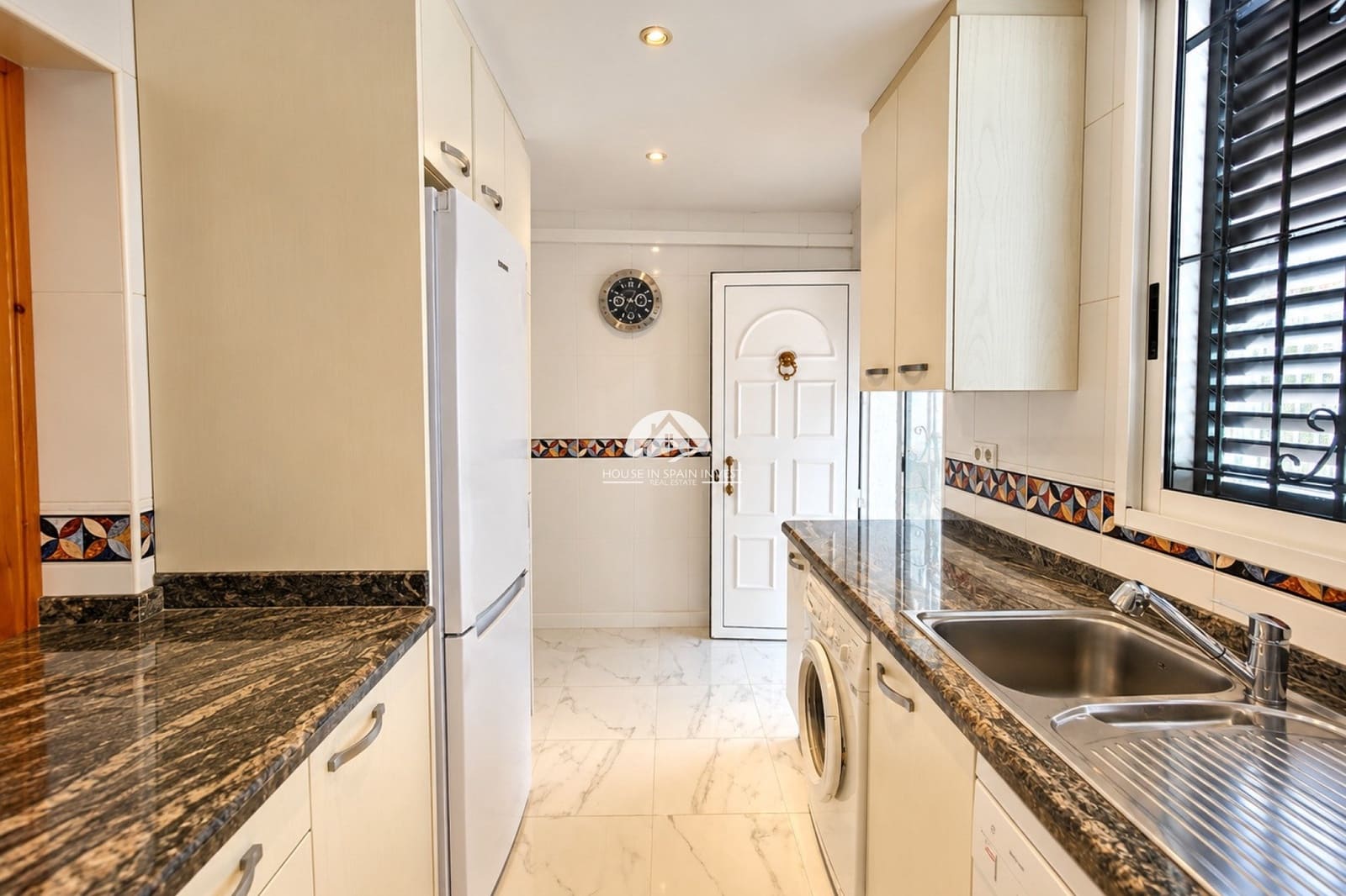 5 soverom Hus til salgs i Torrevieja med svømmebasseng garasje - € 350 000 (Ref: 10153250)