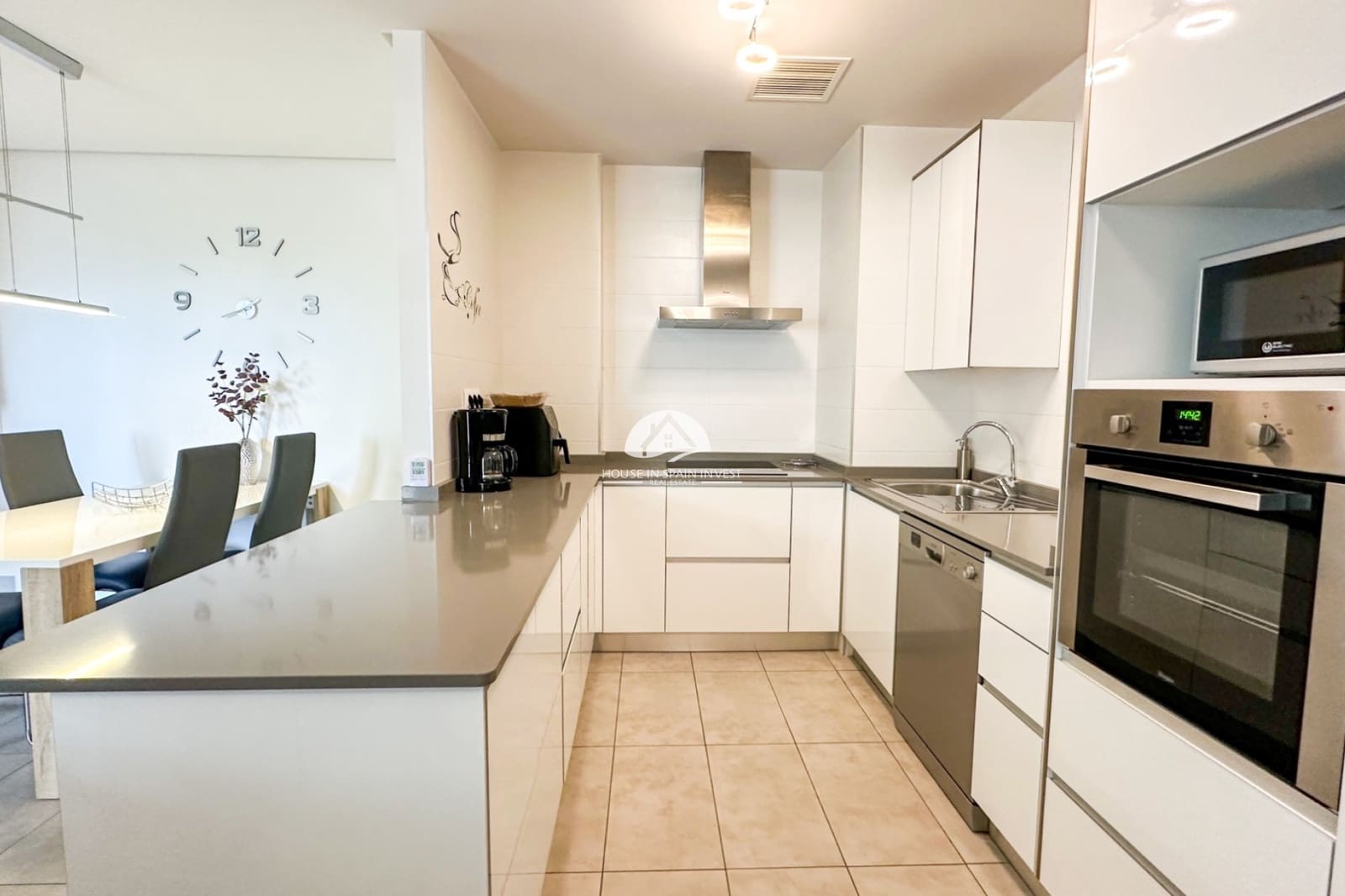 Apartamento de 2 habitaciones en Orihuela Costa en venta con piscina garaje - 220.000 € (Ref: 9769087)