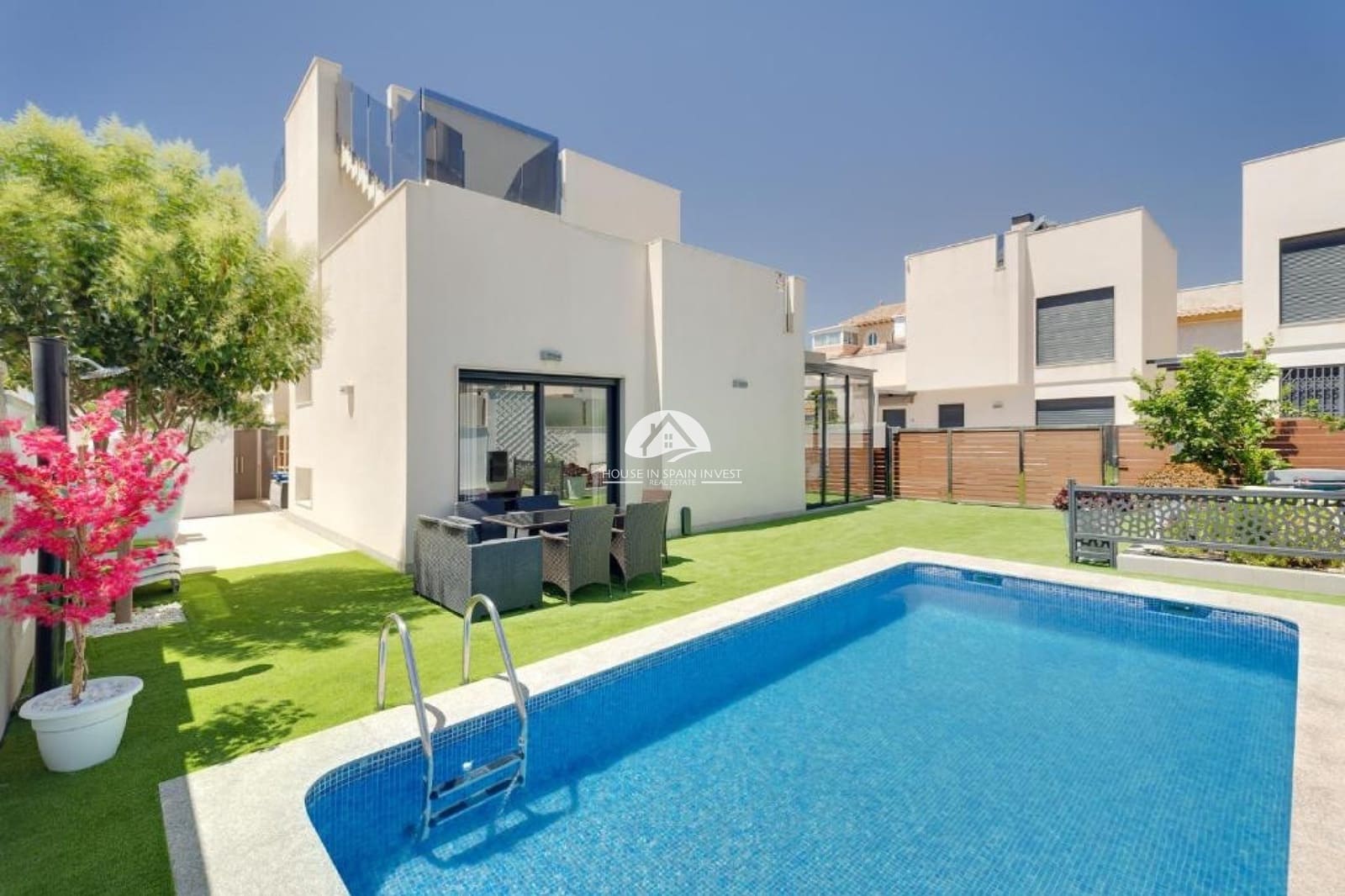 4 bedroom Villa for sale in Torrevieja with pool - € 559,000 (Ref: 9783007)