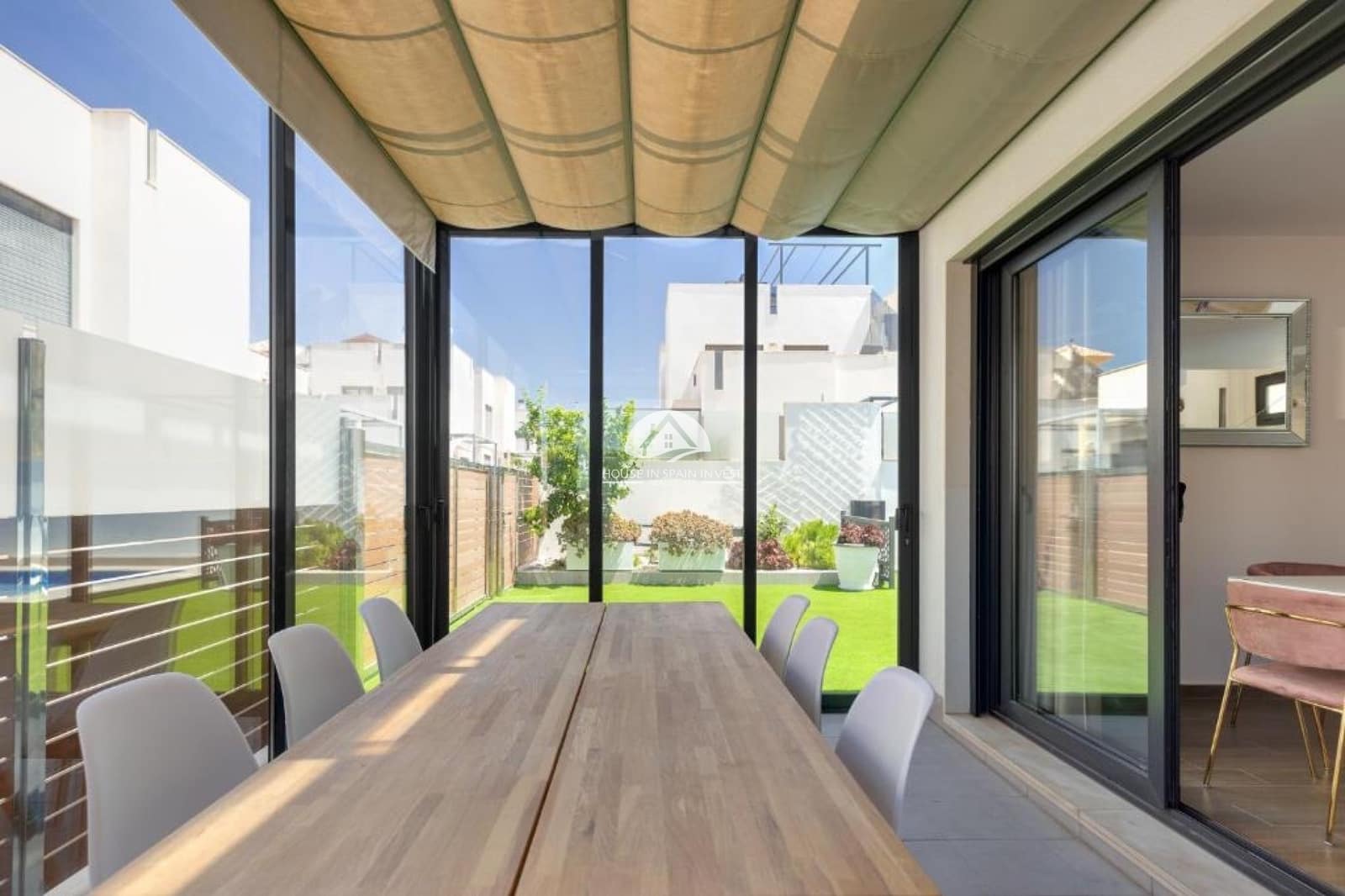 4 bedroom Villa for sale in Torrevieja with pool - € 559,000 (Ref: 9783007)