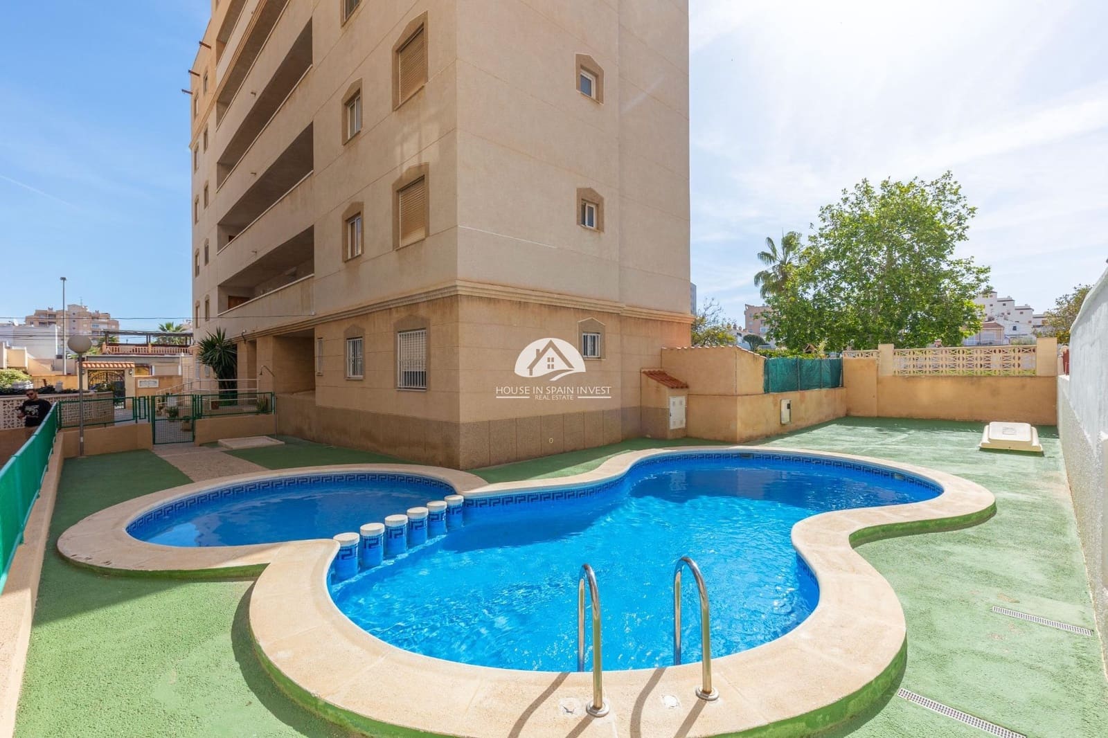 Apartamento de 2 habitaciones en Torrevieja en venta con piscina - 134.900 € (Ref: 9805702)