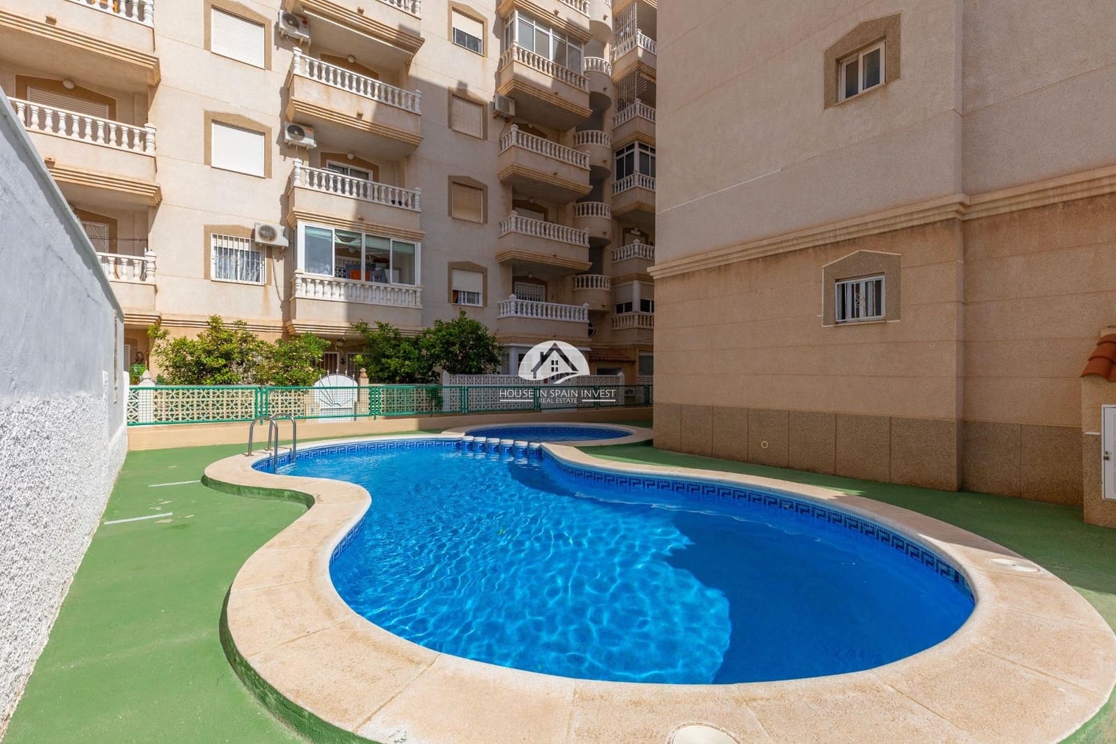 Apartamento de 2 habitaciones en Torrevieja en venta con piscina - 134.900 € (Ref: 9805702)