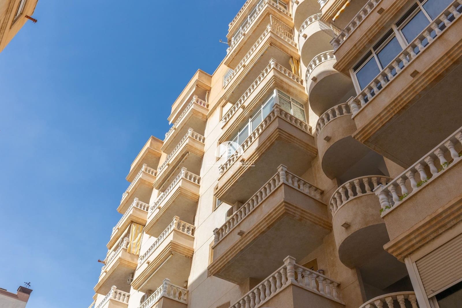 Apartamento de 2 habitaciones en Torrevieja en venta con piscina - 134.900 € (Ref: 9805702)