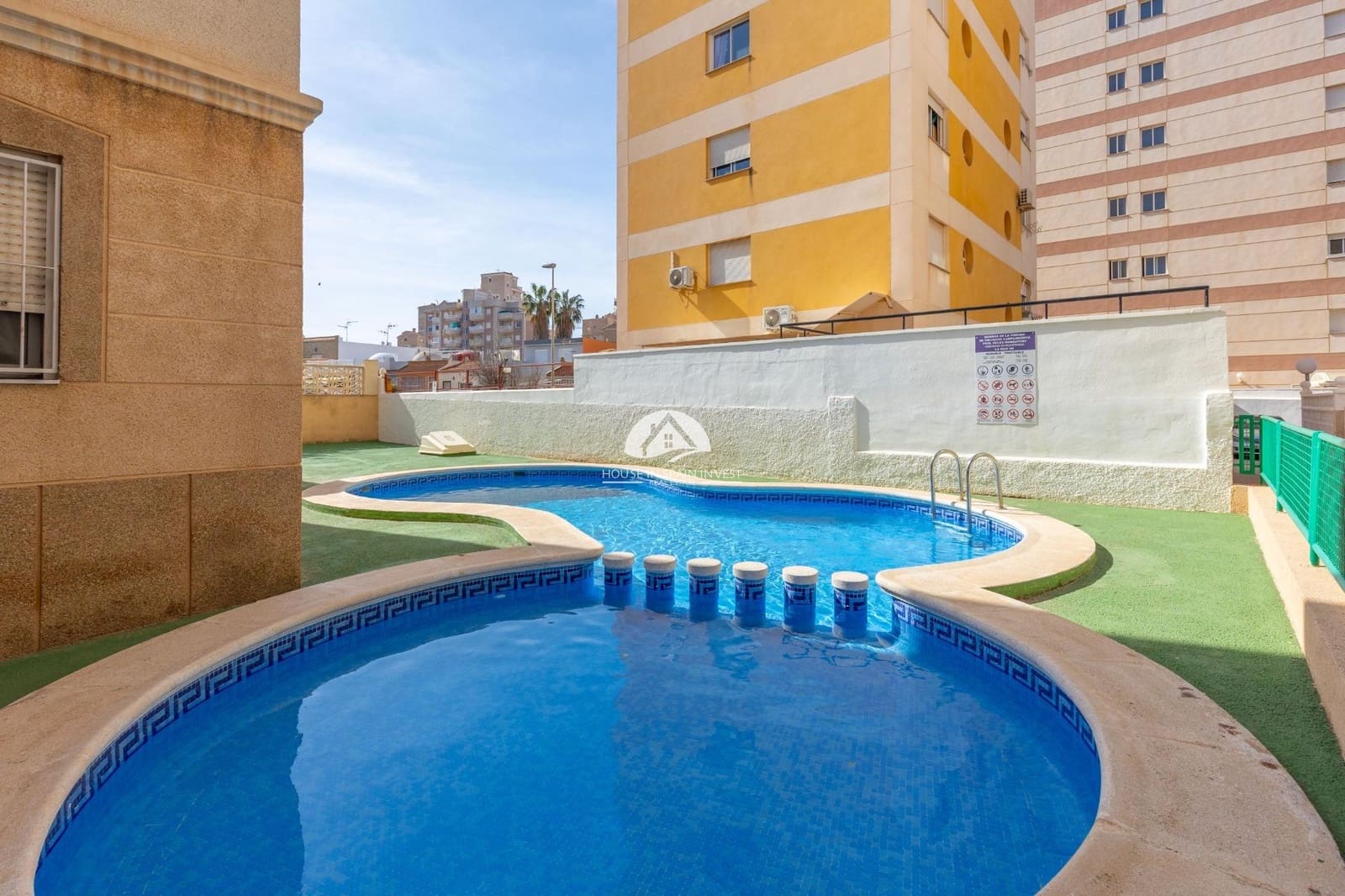 Apartamento de 2 habitaciones en Torrevieja en venta con piscina - 134.900 € (Ref: 9805702)
