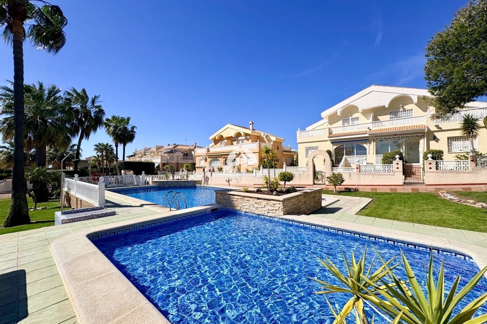 2 slaapkamer Rijtjeshuis te koop in Ciudad Quesada met zwembad - € 185.000 (Ref: 9805703)