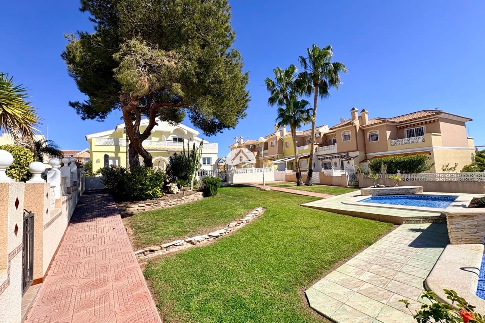 2 slaapkamer Rijtjeshuis te koop in Ciudad Quesada met zwembad - € 185.000 (Ref: 9805703)