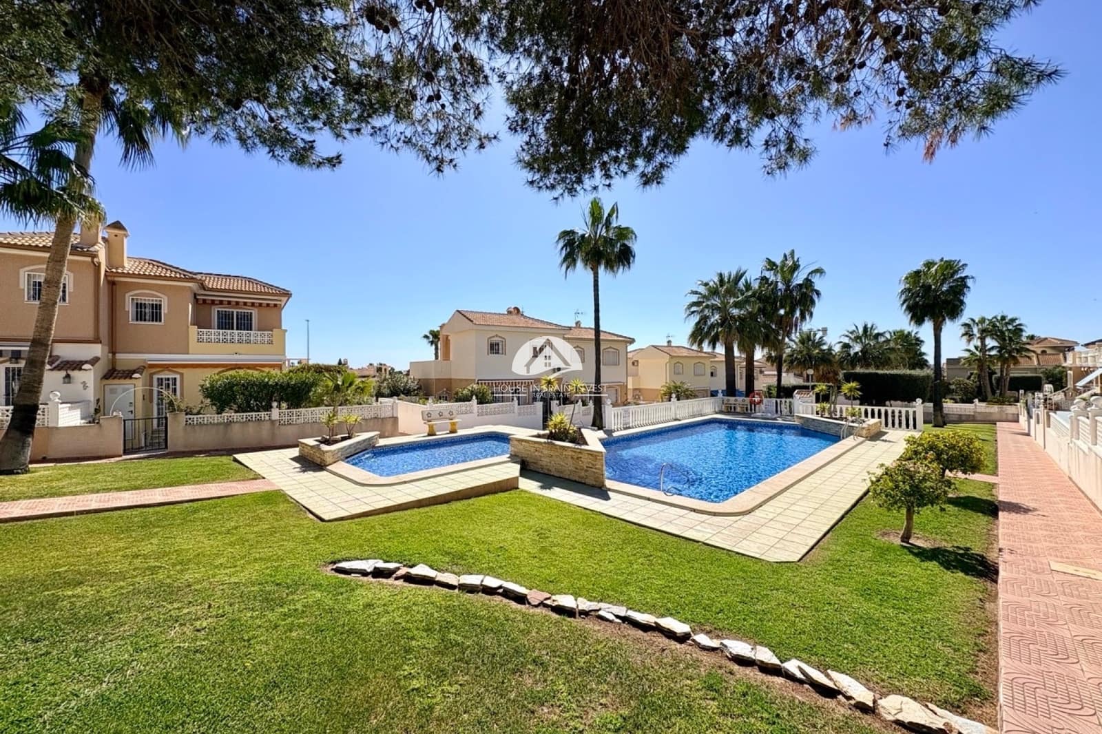 2 slaapkamer Rijtjeshuis te koop in Ciudad Quesada met zwembad - € 185.000 (Ref: 9805703)