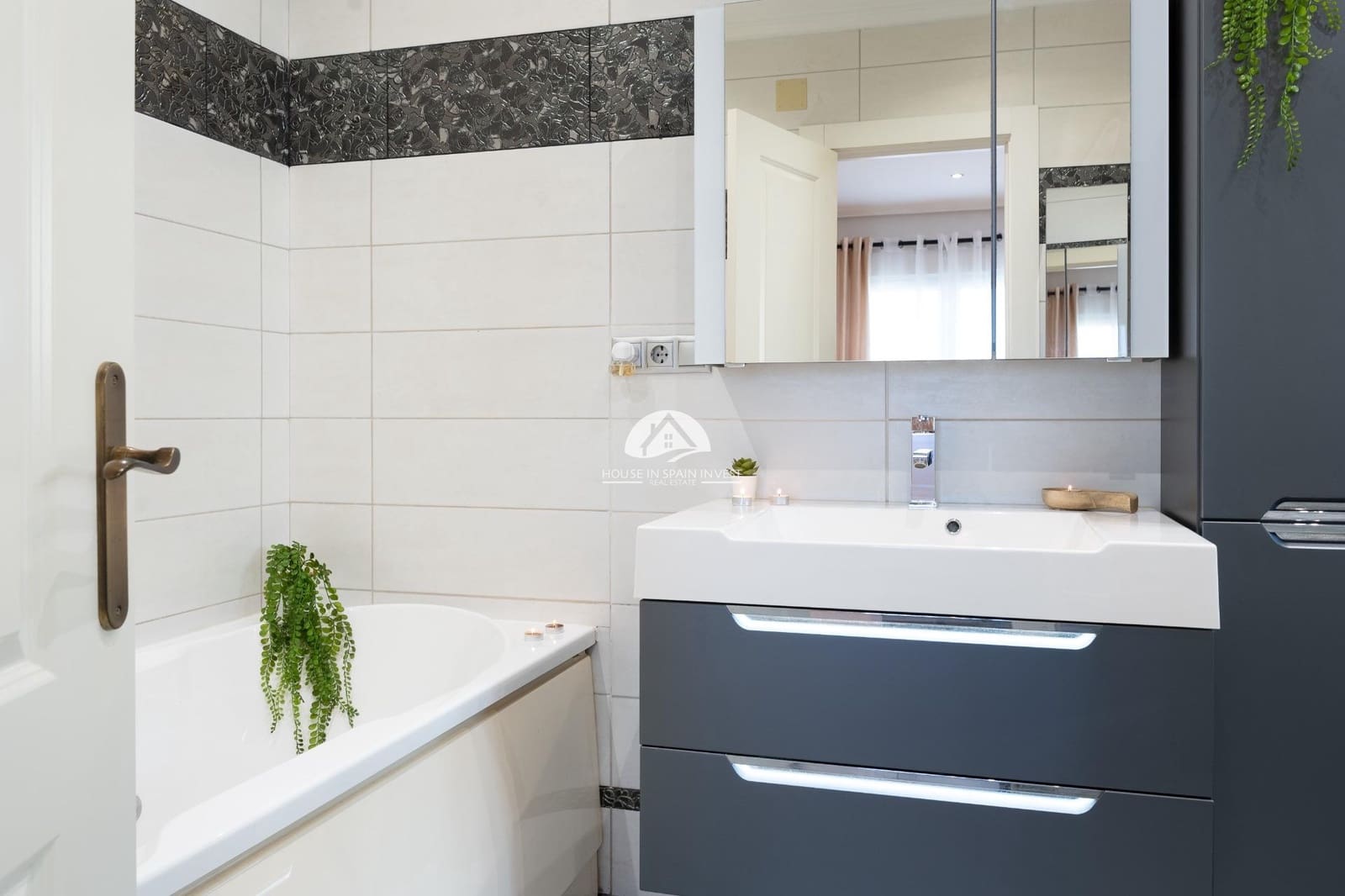 3 bedroom Villa for sale in Playa Flamenca with pool garage - € 585,000 (Ref: 9819221)