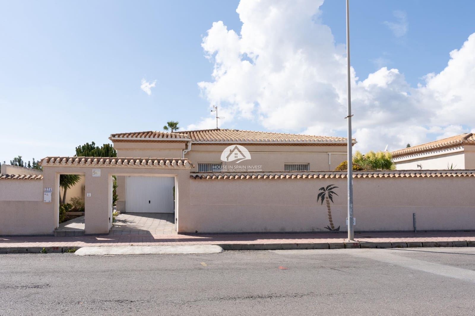 3 bedroom Villa for sale in Playa Flamenca with pool garage - € 585,000 (Ref: 9819221)
