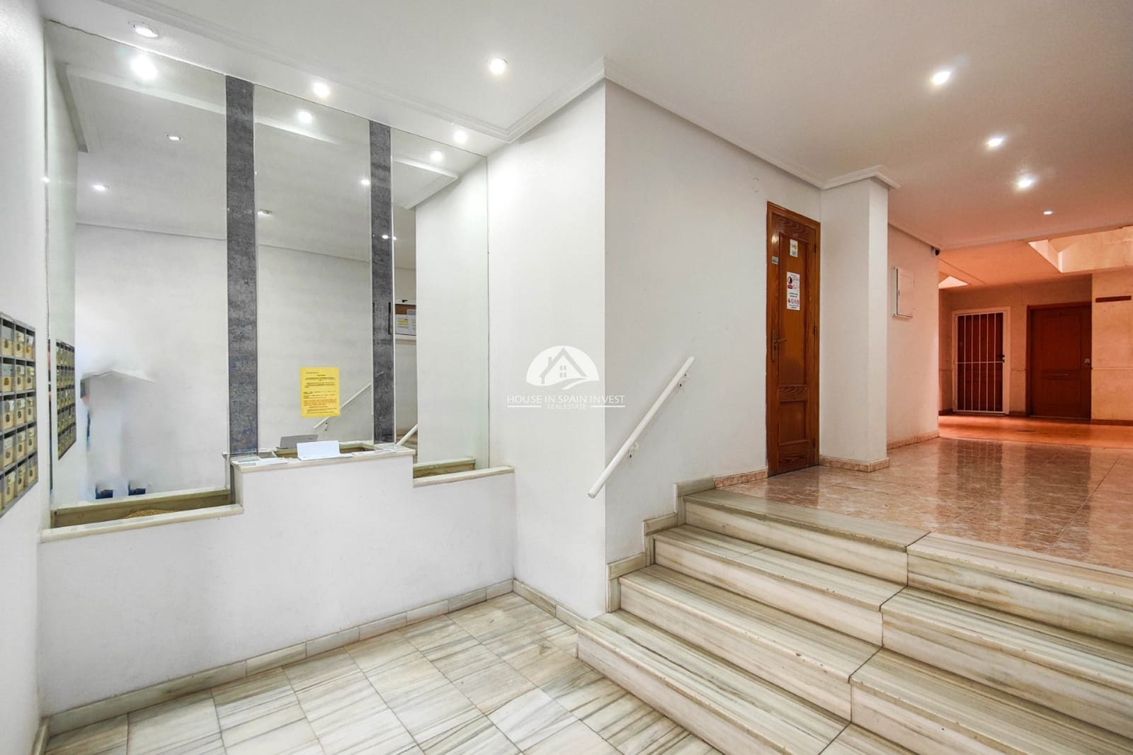 2 soverom Leilighet til salgs i Torrevieja med svømmebasseng garasje - € 125 000 (Ref: 9828105)