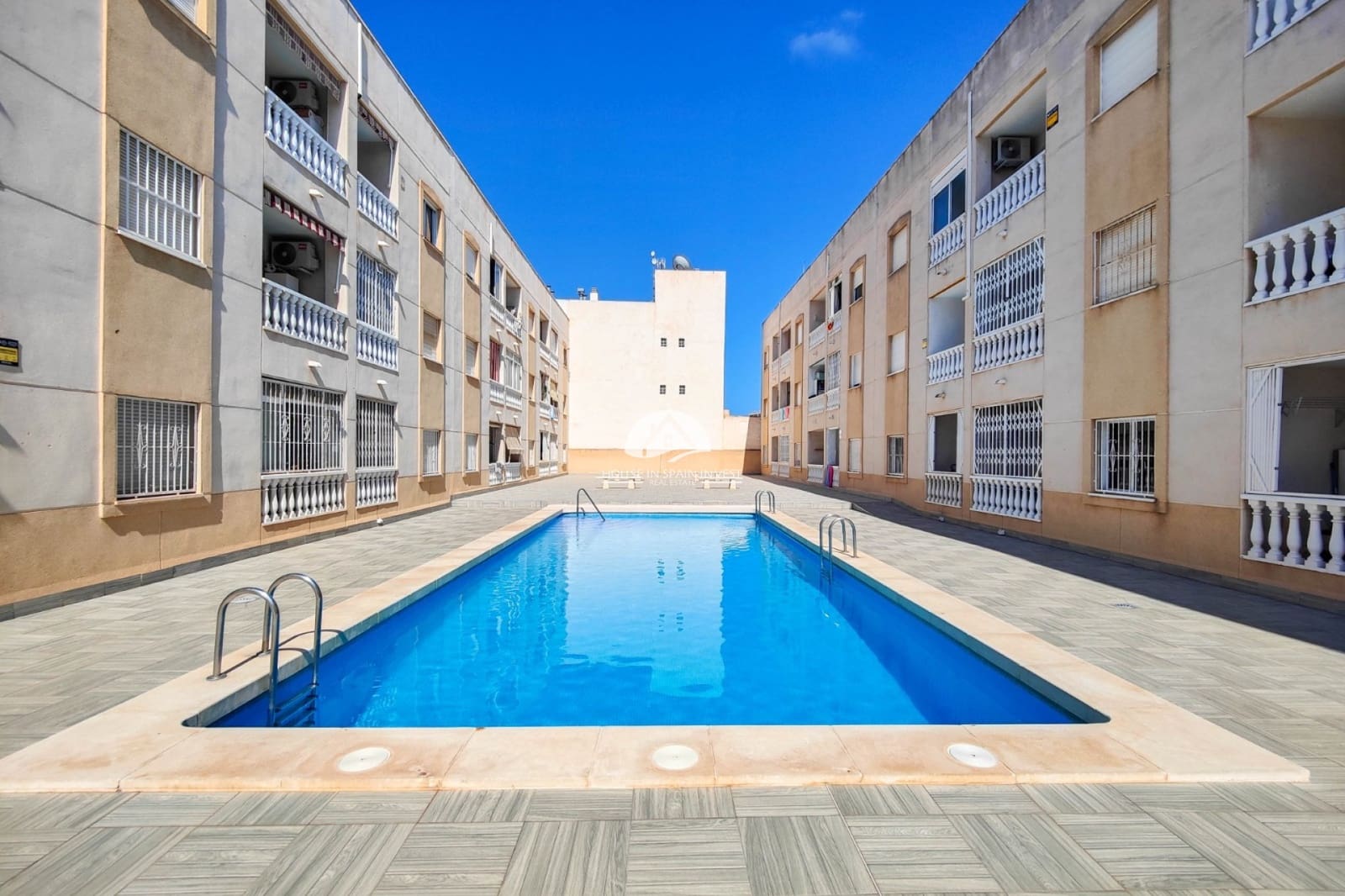 2 soverom Leilighet til salgs i Torrevieja med svømmebasseng garasje - € 114 990 (Ref: 9828105)