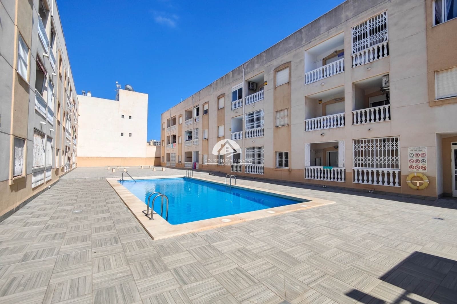 2 soverom Leilighet til salgs i Torrevieja med svømmebasseng garasje - € 114 990 (Ref: 9828105)