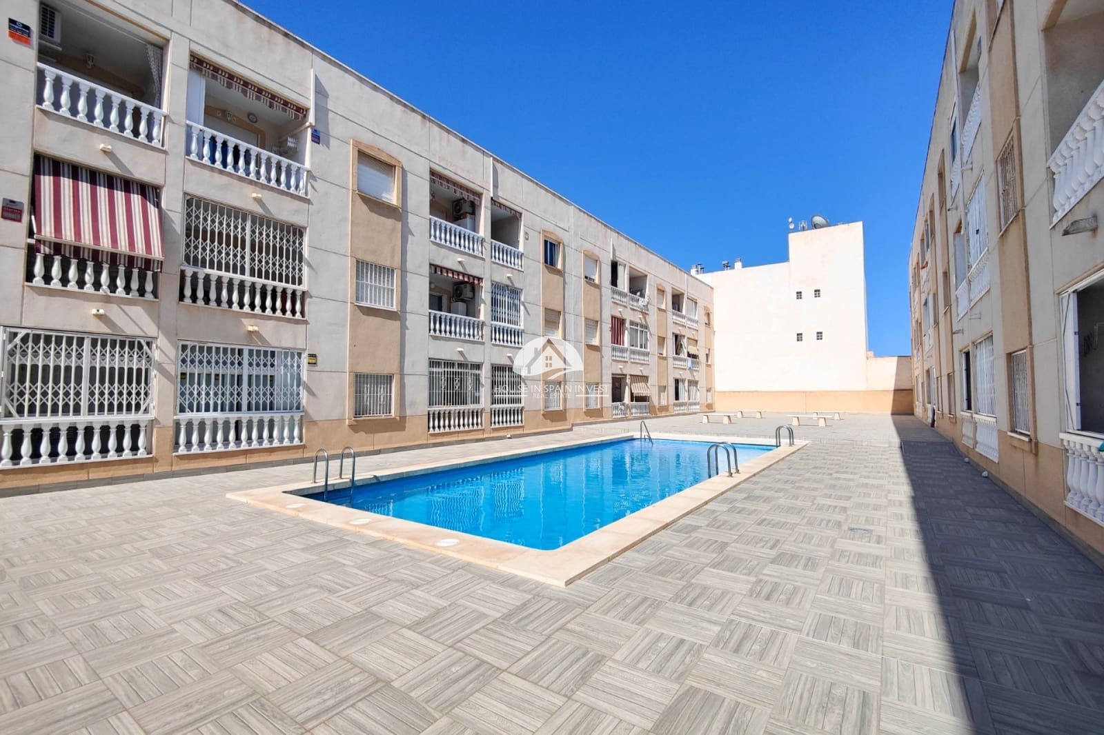 2 soverom Leilighet til salgs i Torrevieja med svømmebasseng garasje - € 114 990 (Ref: 9828105)