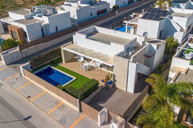 3 soverom Villa til salgs i Vistabella, Orihuela med svømmebasseng garasje - € 475 000 (Ref: 9841566)