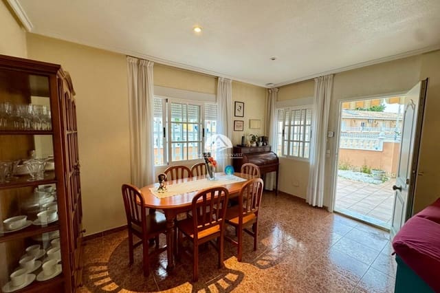 3 Zimmer Villa zu verkaufen in Los Balcones mit Pool Garage - 330.000 € (Ref: 9841568)