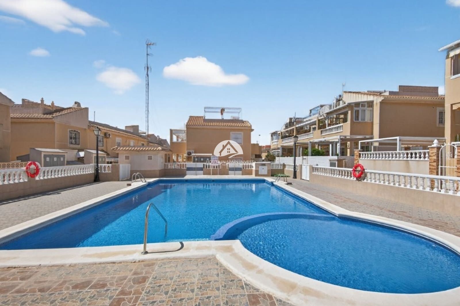 2 makuuhuone Omakotitalo myytävänä paikassa Torrevieja mukana uima-altaan - 199 000 € (Ref: 9955585)