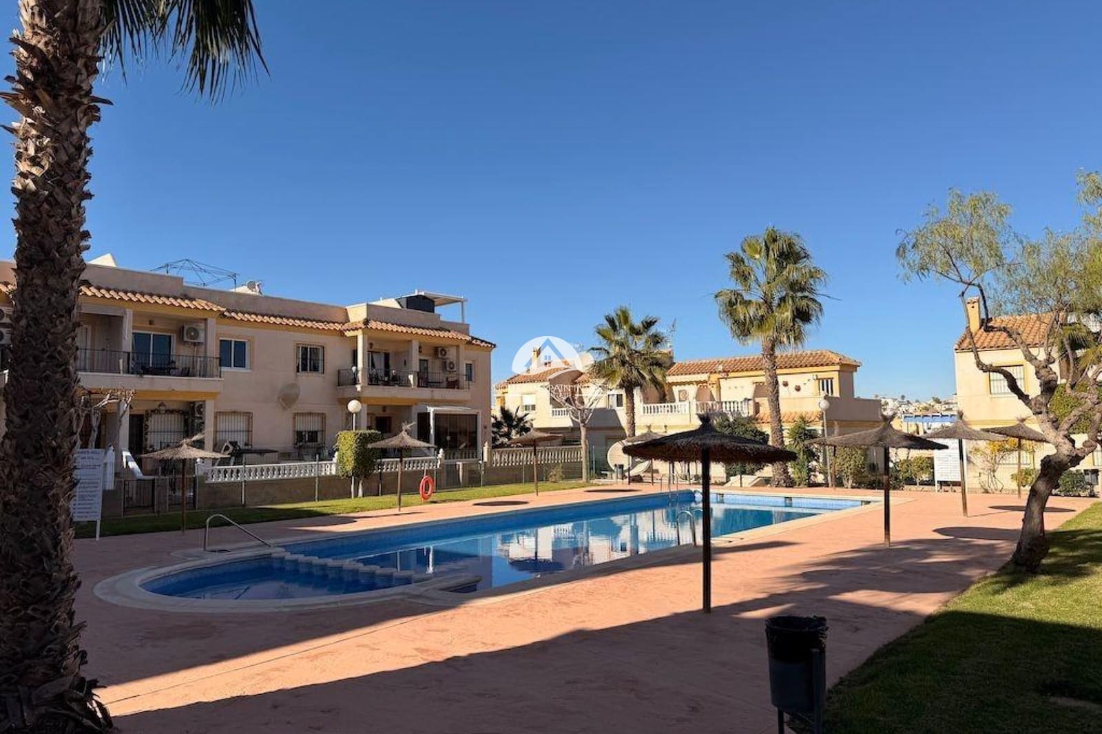 2 soveværelse Bungalow til salg i Orihuela Costa med swimmingpool garage - € 154.000 (Ref: 9955609)