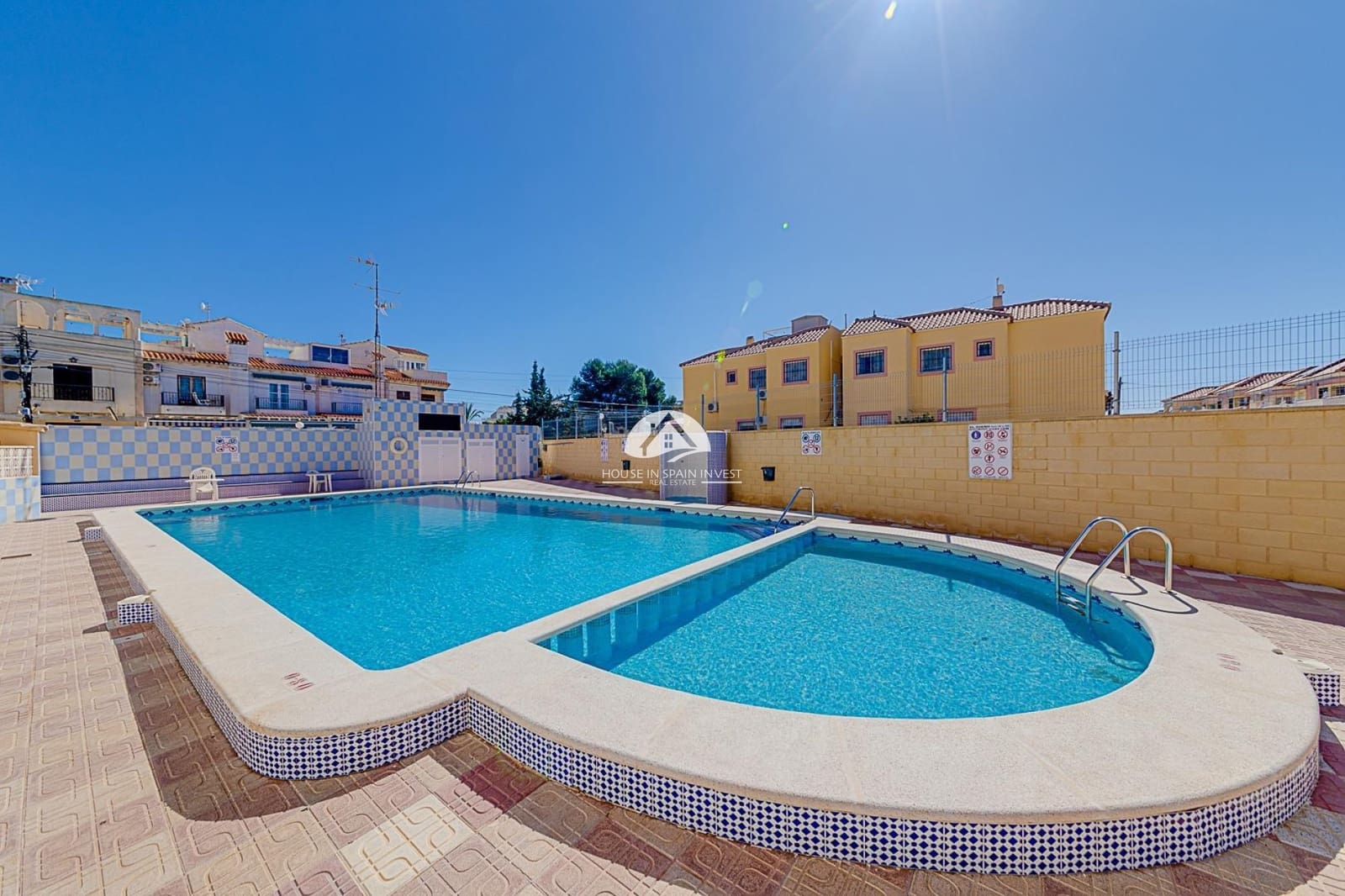 2 soveværelse Bungalow til salg i Torrevieja med swimmingpool - € 129.999 (Ref: 9955614)