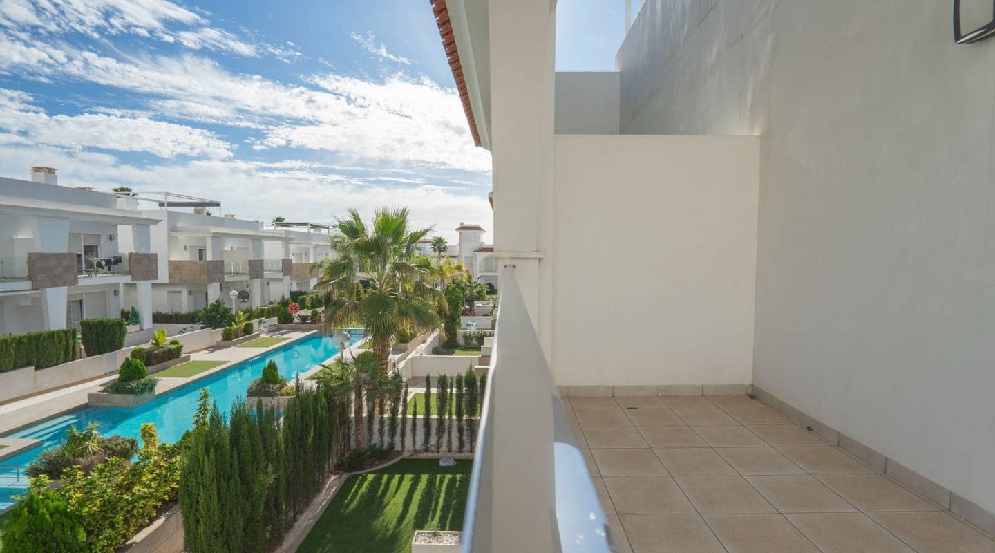 2 soverom Kjedet enebolig til salgs i Ciudad Quesada med svømmebasseng garasje - € 315 000 (Ref: 7917976)