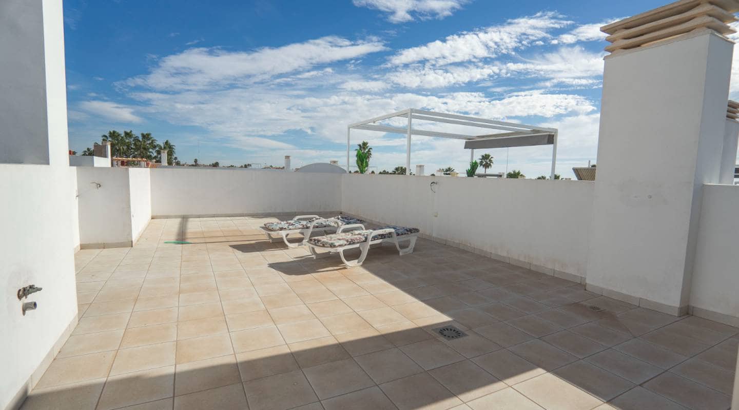 2 soverom Kjedet enebolig til salgs i Ciudad Quesada med svømmebasseng garasje - € 315 000 (Ref: 7917976)