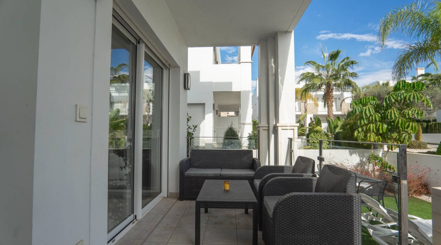 2 soverom Kjedet enebolig til salgs i Ciudad Quesada med svømmebasseng garasje - € 315 000 (Ref: 7917976)