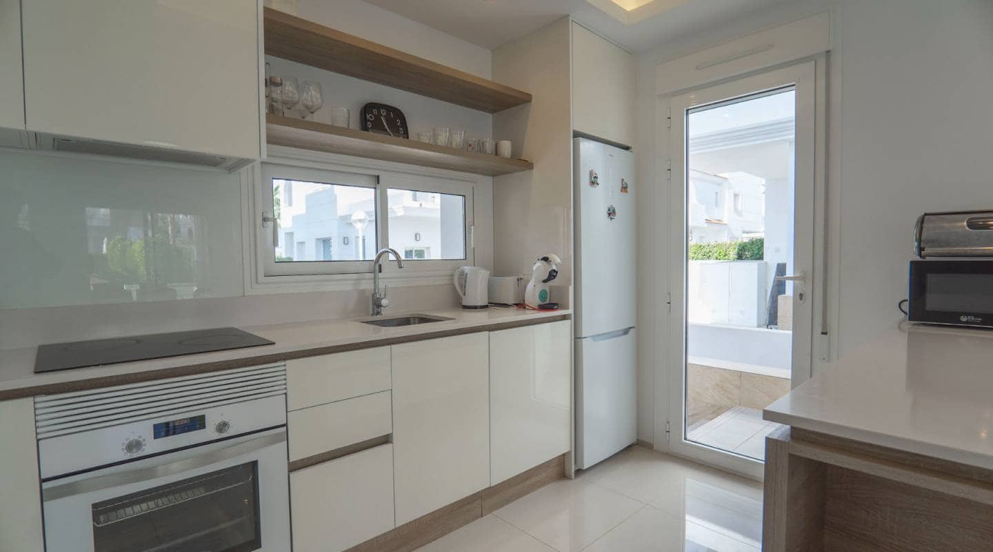 2 soverom Kjedet enebolig til salgs i Ciudad Quesada med svømmebasseng garasje - € 315 000 (Ref: 7917976)