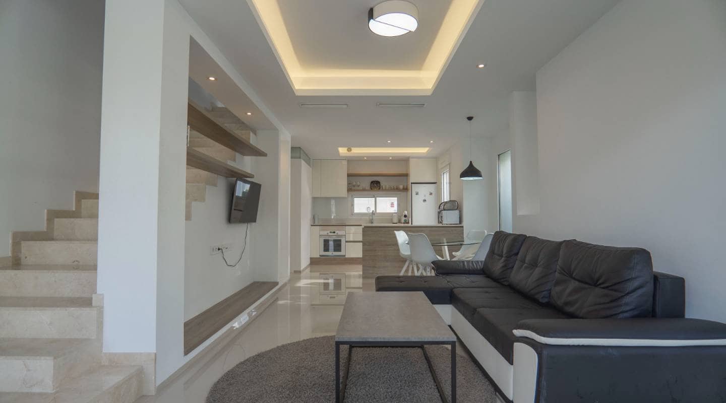 2 soverom Kjedet enebolig til salgs i Ciudad Quesada med svømmebasseng garasje - € 315 000 (Ref: 7917976)