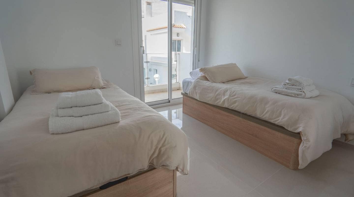 2 soverom Kjedet enebolig til salgs i Ciudad Quesada med svømmebasseng garasje - € 315 000 (Ref: 7917976)