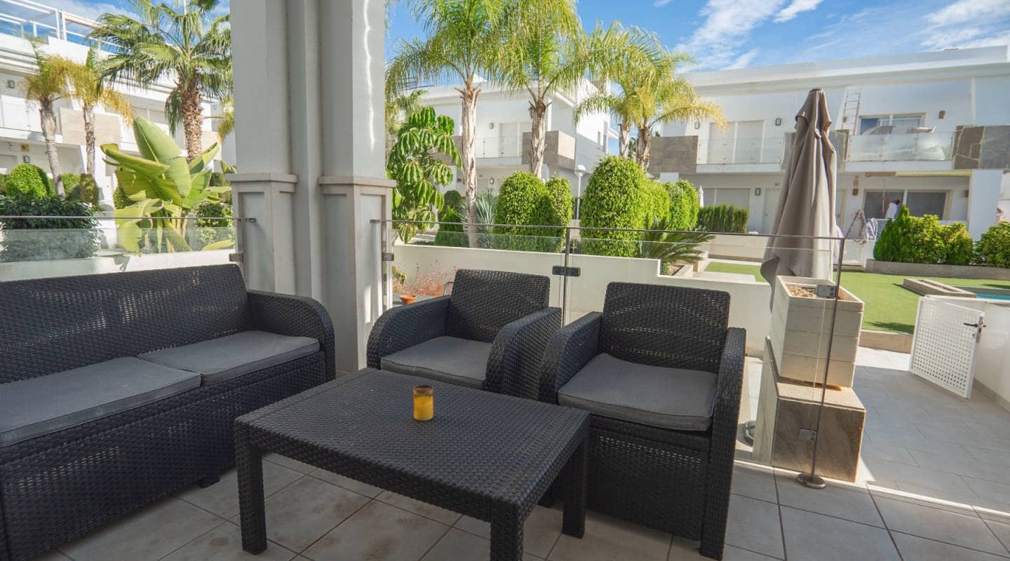 2 soverom Kjedet enebolig til salgs i Ciudad Quesada med svømmebasseng garasje - € 315 000 (Ref: 7917976)