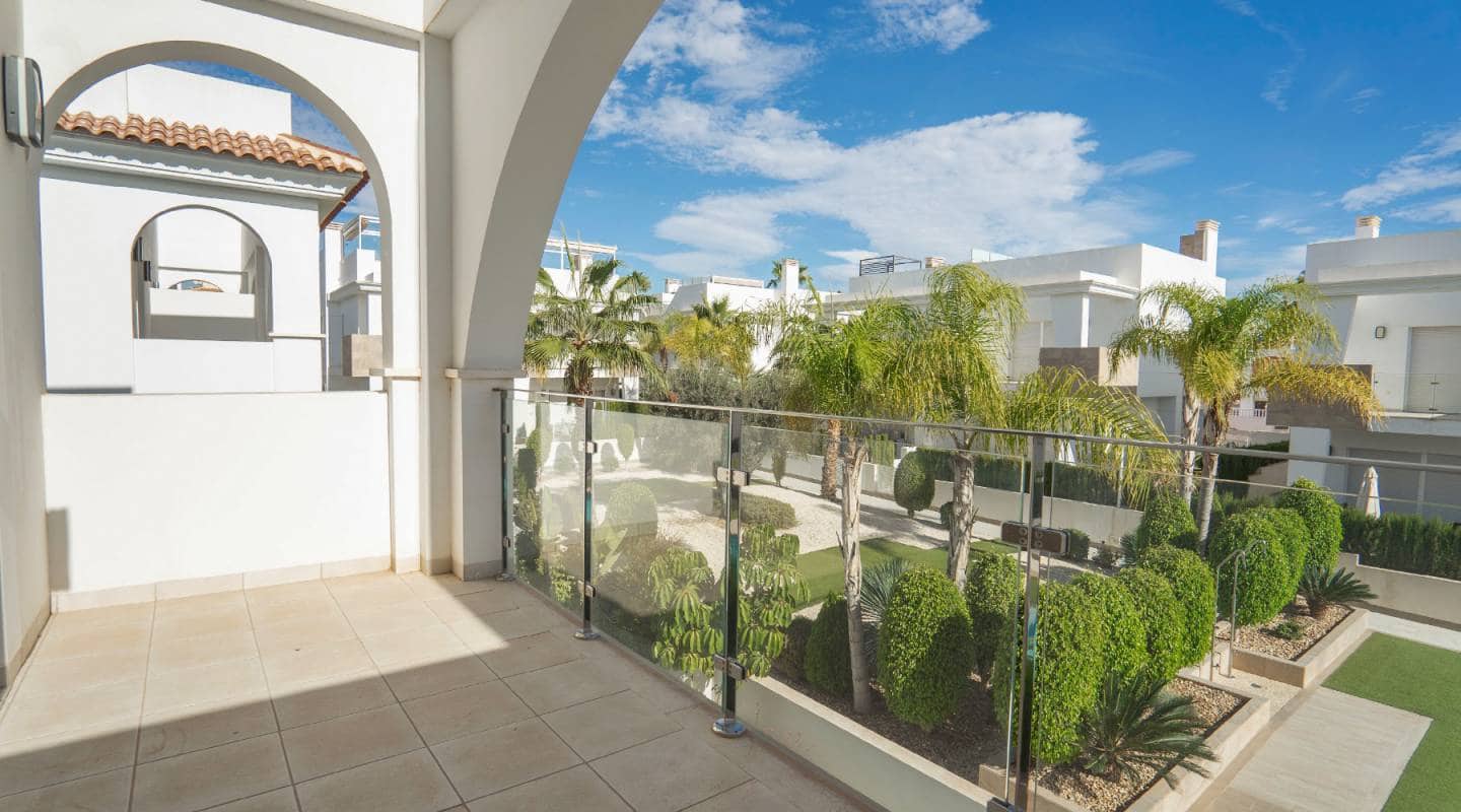 2 soverom Kjedet enebolig til salgs i Ciudad Quesada med svømmebasseng garasje - € 315 000 (Ref: 7917976)