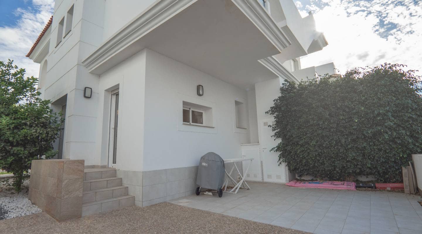 2 soverom Kjedet enebolig til salgs i Ciudad Quesada med svømmebasseng garasje - € 315 000 (Ref: 7917976)