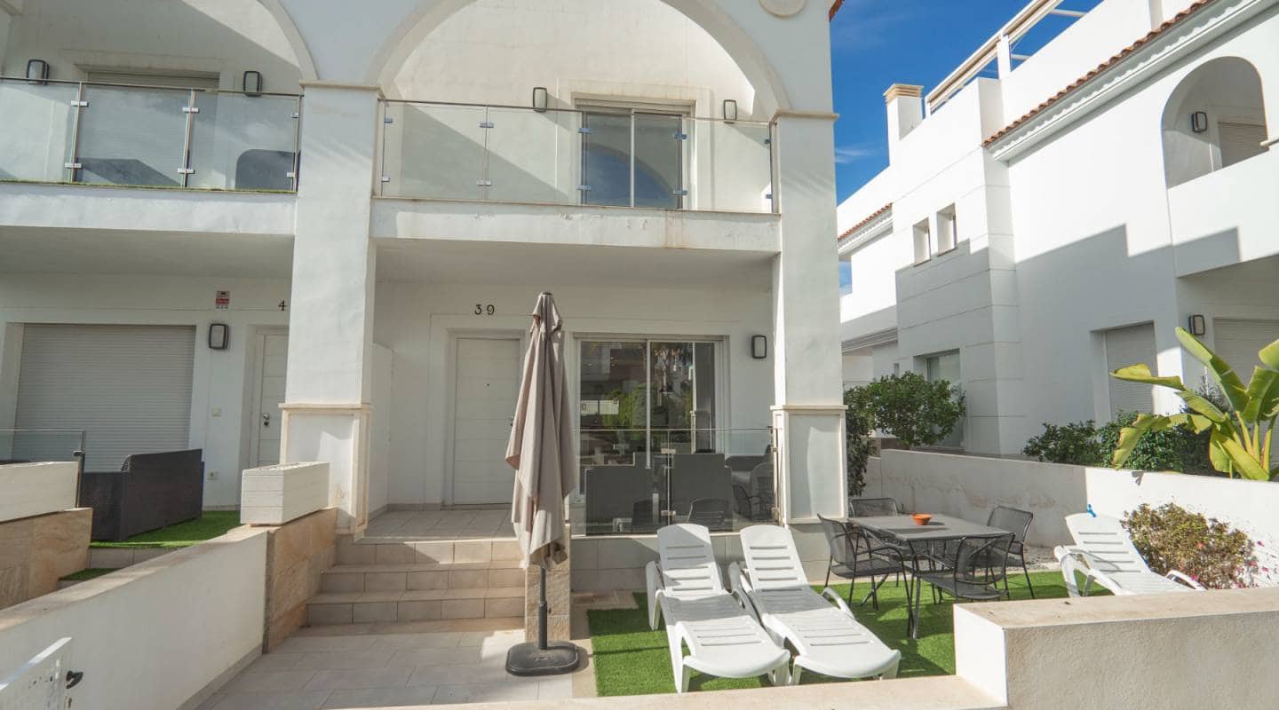 2 soverom Kjedet enebolig til salgs i Ciudad Quesada med svømmebasseng garasje - € 315 000 (Ref: 7917976)