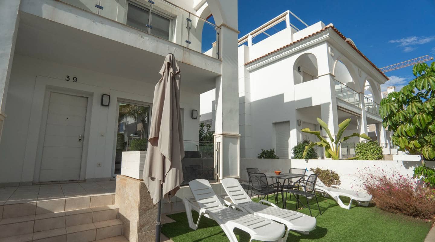 2 soverom Kjedet enebolig til salgs i Ciudad Quesada med svømmebasseng garasje - € 315 000 (Ref: 7917976)