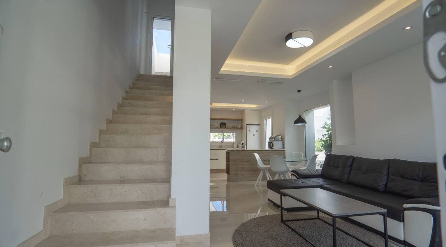 2 soverom Kjedet enebolig til salgs i Ciudad Quesada med svømmebasseng garasje - € 315 000 (Ref: 7917976)