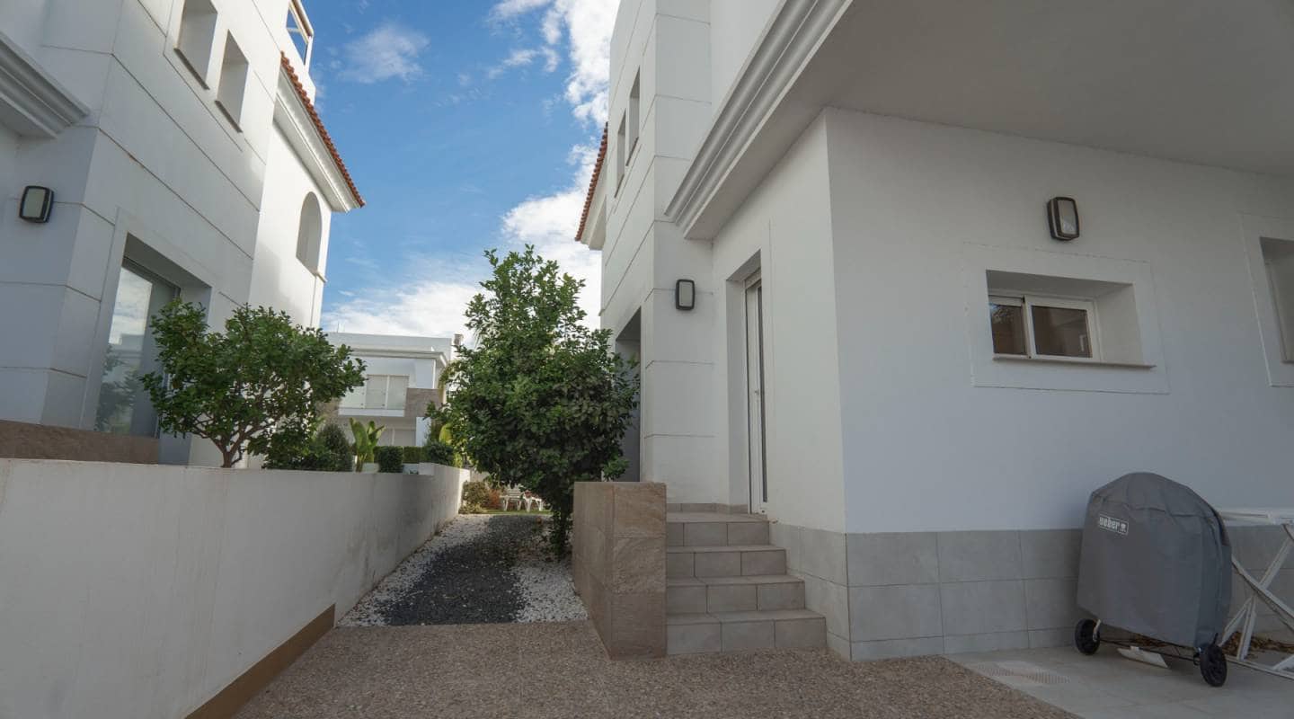 2 soverom Kjedet enebolig til salgs i Ciudad Quesada med svømmebasseng garasje - € 315 000 (Ref: 7917976)