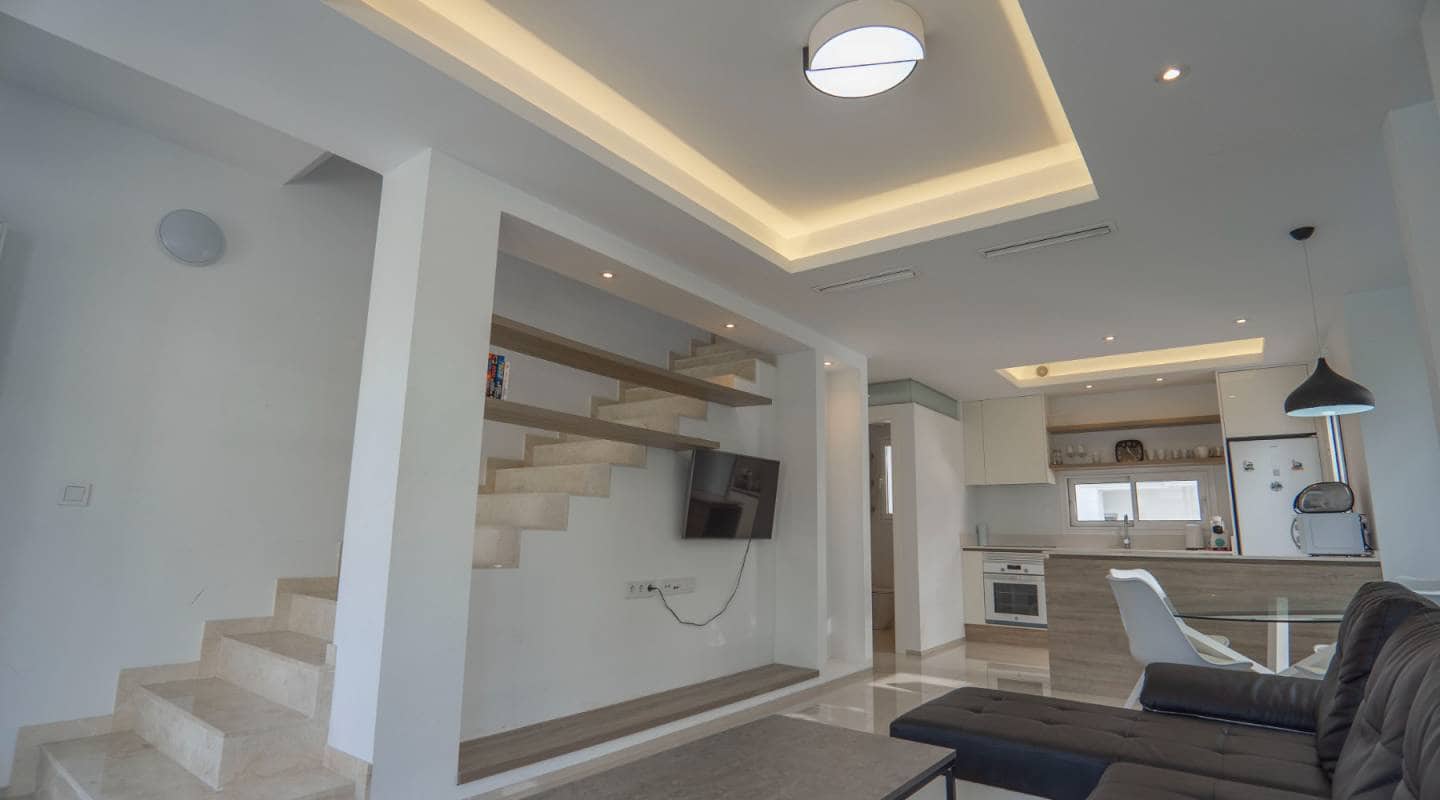 2 soverom Kjedet enebolig til salgs i Ciudad Quesada med svømmebasseng garasje - € 315 000 (Ref: 7917976)