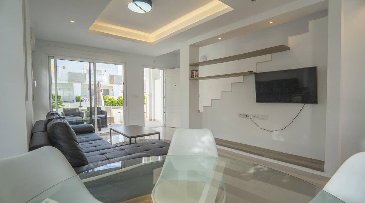 2 soverom Kjedet enebolig til salgs i Ciudad Quesada med svømmebasseng garasje - € 315 000 (Ref: 7917976)