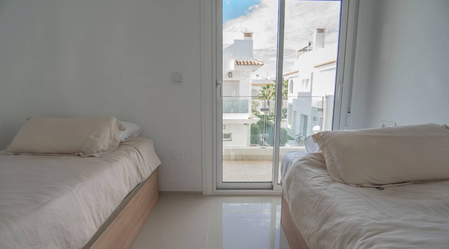 2 soverom Kjedet enebolig til salgs i Ciudad Quesada med svømmebasseng garasje - € 315 000 (Ref: 7917976)