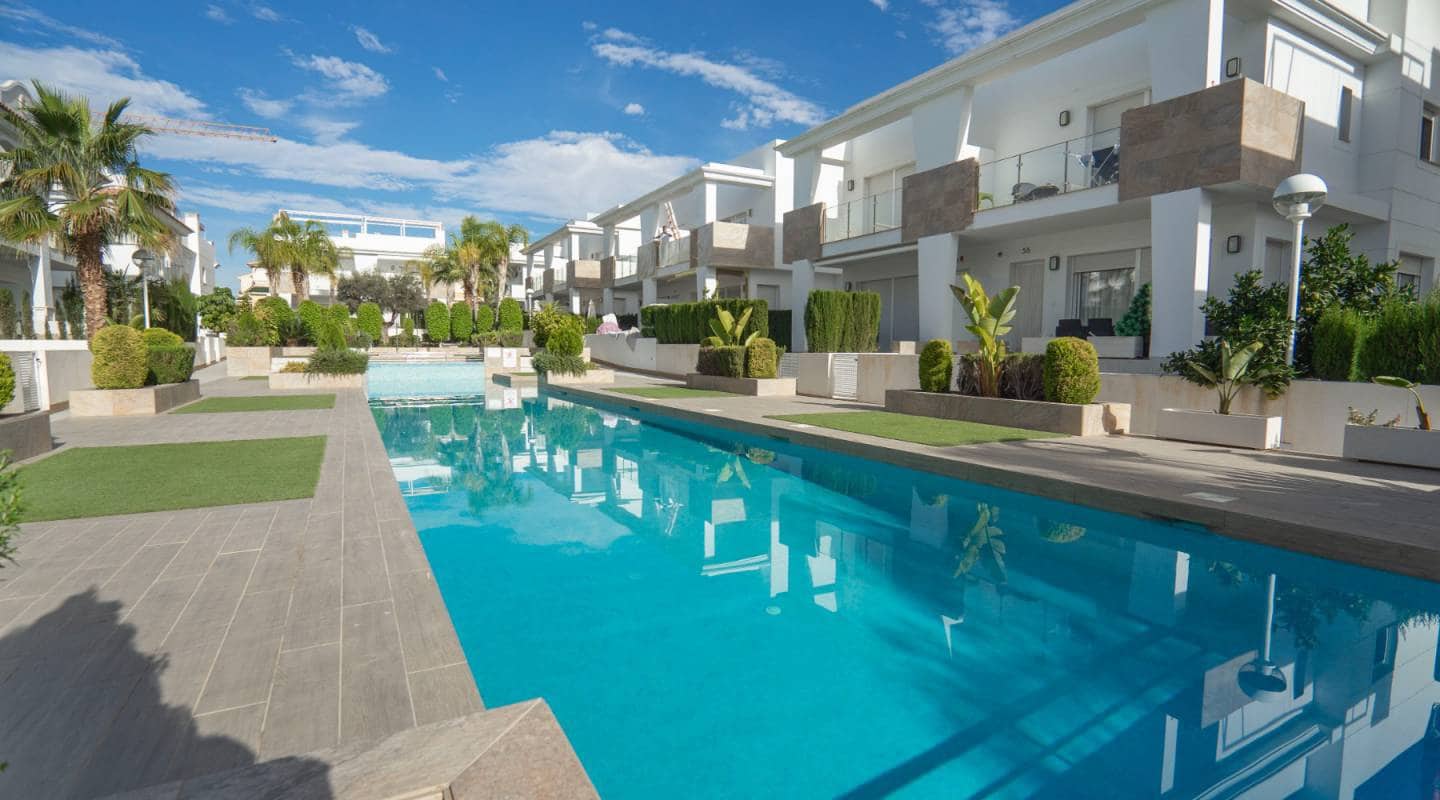 2 soverom Kjedet enebolig til salgs i Ciudad Quesada med svømmebasseng garasje - € 315 000 (Ref: 7917976)